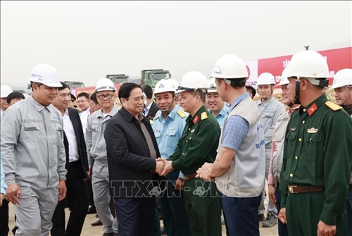 Thủ tướng kiểm tra công trường mở rộng sân bay Điện Biên và một số công trình trọng điểm